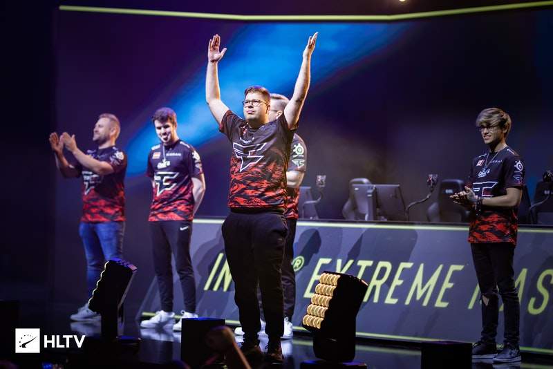 他先用肩部 他先用肩部